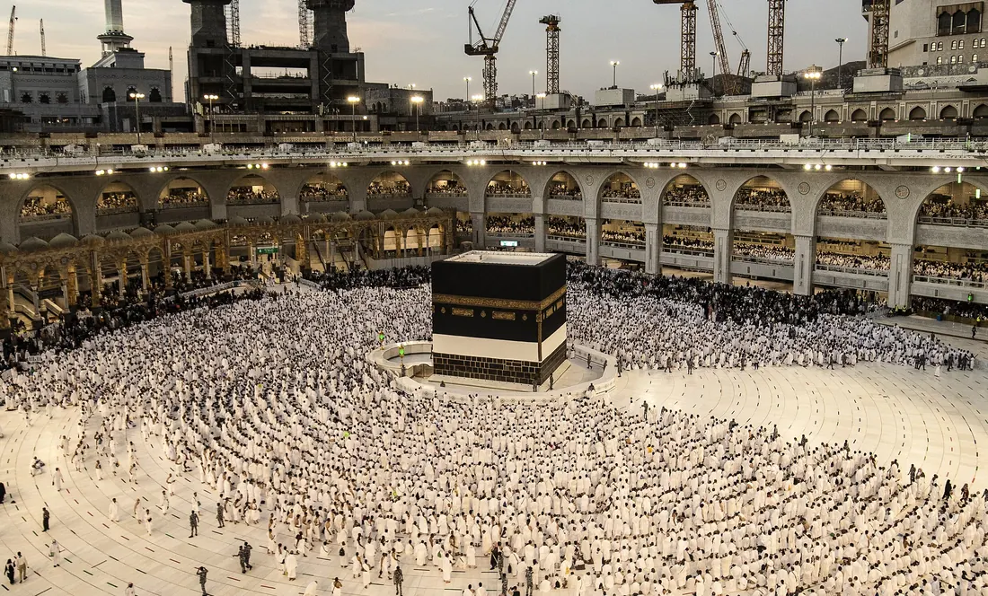 Masjid al-Haram: Ka'ba va tavof qilayotgan zoirlar